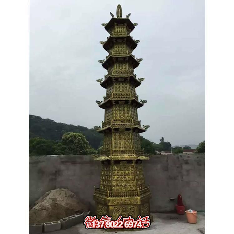 欣賞傳統(tǒng)文化，體驗多層銅雕香爐的大型景區(qū)