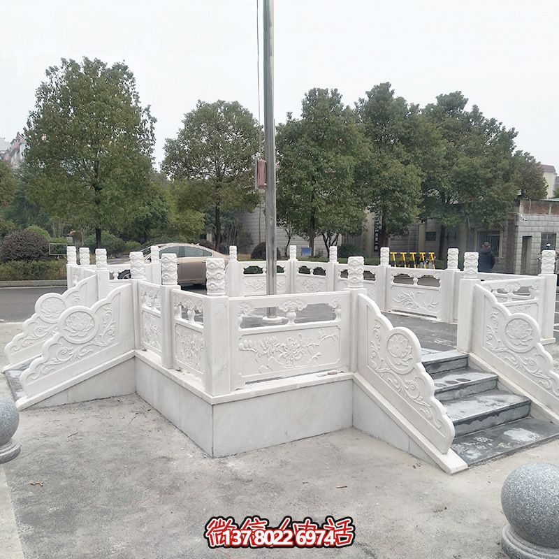 升旗臺石雕——精雕細琢，點綴校園風采