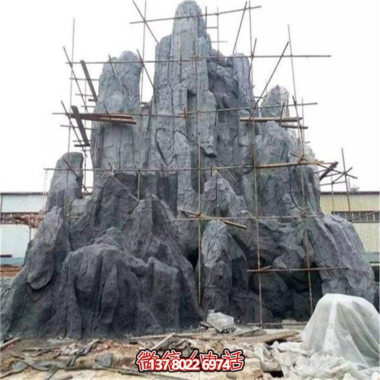 精美的大型石雕假山雕塑，為公園增添靈動之美