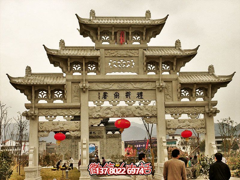 鏤空三門牌坊，點(diǎn)綴城市廣場