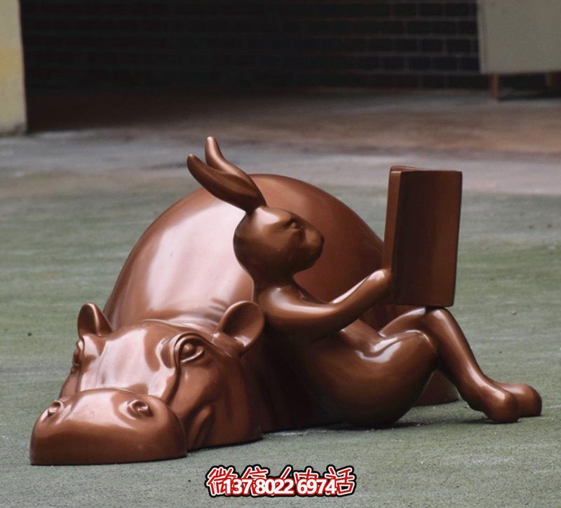 玻璃創(chuàng)意海馬雕塑，擺放于場內(nèi)，點(diǎn)綴你的生活