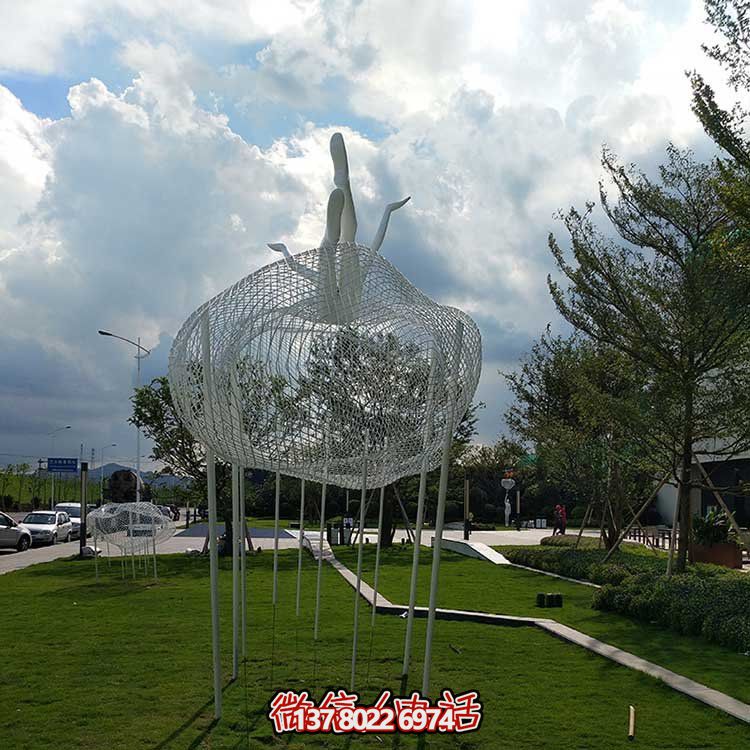 不銹鋼戶外金屬網格創(chuàng)意云朵雕塑