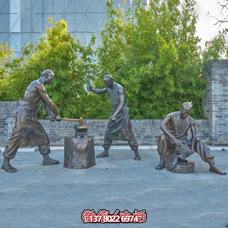 打鐵場(chǎng)景人物銅雕，鑄銅鑄造民俗生活人物情景雕塑