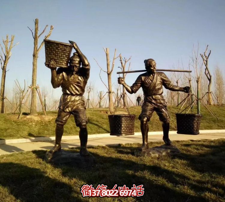 園林草地擺放玻璃鋼仿銅農(nóng)耕文化挑擔(dān)扛糧人物雕塑