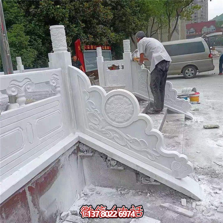 漢白玉旗臺欄板欄桿安裝，細(xì)節(jié)打磨處理