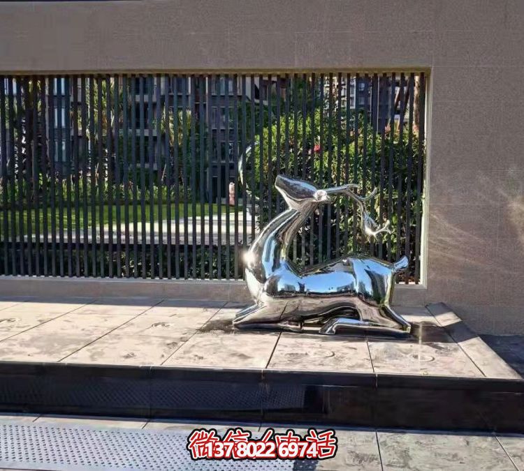 抬頭跪地鹿雕塑，地產(chǎn)售樓部鏡面不銹鋼鹿動(dòng)物擺件