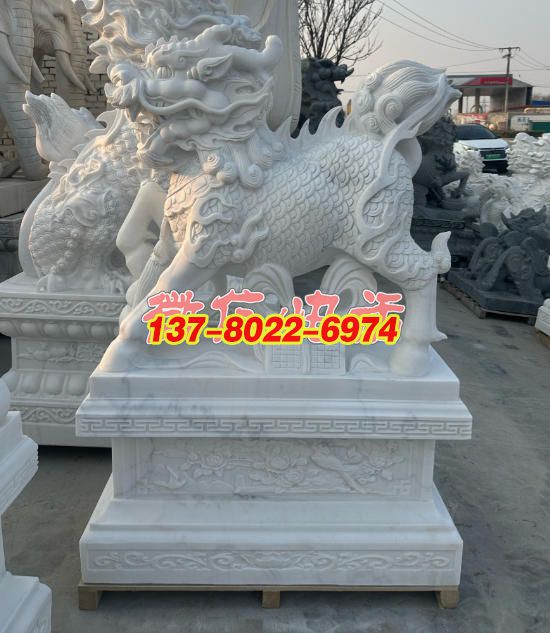 漢白玉麒麟景觀雕塑：祥瑞之姿，石雕藝術(shù)的璀璨綻放