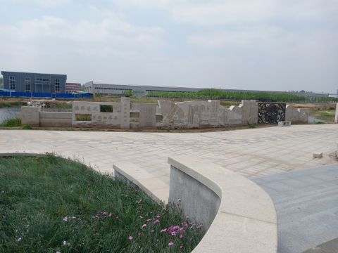 蘆葦湖景墻：鳴琴戴星，長(zhǎng)26米，高2